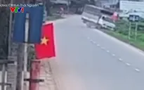 Xe máy đi từ đường nhánh va chạm với xe tải, cùng nhau lao xuống mương