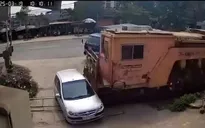 Barie đường sắt bất ngờ bật mở khiến ô tô bị húc bay