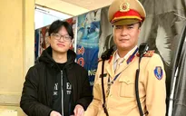 Cảnh sát giao thông trả lại tài sản thất lạc cho sinh viên