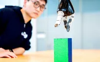 AI giúp người bị liệt điều khiển cánh tay robot bằng ý nghĩ