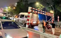 Ô tô mắc kẹt khi lên cầu vượt ở Hà Nội