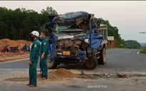 Giải cứu tài xế xe tải mắc kẹt trong cabin sau khi va chạm với xe khách
