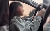 Cho con nhỏ cầm vô lăng lái ô tô, bố bị phạt hàng chục triệu đồng