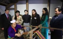 Phu nhân Thủ tướng Singapore tìm hiểu văn hóa Việt Nam tại Bảo tàng Dân tộc học