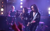 Fan nhiều thế hệ hòa chung tiếng hát tại “We Are The Wall - 30 năm Bức Tường”