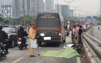 Người đi xe máy tử vong sau va chạm với xe limousine trên cầu vượt Mai Dịch