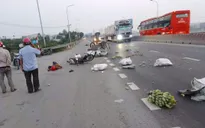 Hai vợ chồng đi xe máy gắn moóc tự chế thương vong sau khi va chạm với ô tô khách