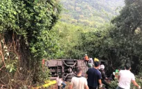 Xe khách lao xuống vực sâu hơn 20 m trên đèo Bảo Lộc