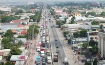 Thi công cống thoát nước gây cản trở giao thông trên Quốc lộ 51
