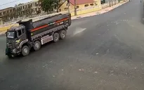Xe tải va chạm xe máy do không giảm tốc độ khi qua ngã tư