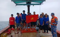 Biên phòng trao tặng 500 lá cờ Tổ quốc cho ngư dân trên biển