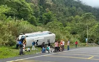 Lật xe khách trên đèo Khánh Lê, nhiều người bị thương
