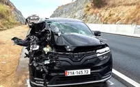 Xe tải lật nghiêng, nằm chắn làn đừng khẩn cấp trên cao tốc