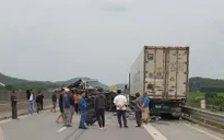 Lật xe trên cao tốc, tài xế và phụ xe bị thương