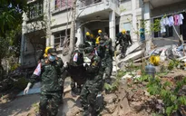 Lực lượng cứu hộ QĐND Việt Nam đưa thi thể một nạn nhân Myanmar ra khỏi tòa nhà sập