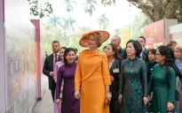Hoàng hậu Vương quốc Bỉ cùng Phu nhân Chủ tịch nước Lương Cường tham quan Di tích Nhà sàn Bác Hồ