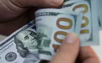 Giới đầu tư quay lưng với đồng USD khi nguy cơ thuế quan hiện hữu