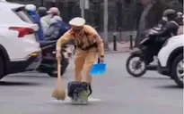 CSGT nhặt mảnh kính vỡ, đảm bảo an toàn giao thông