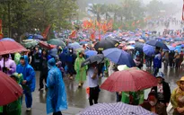 Hàng chục nghìn người đội mưa, xếp hàng chờ dâng hương tưởng niệm các Vua Hùng
