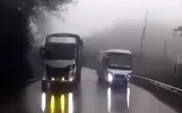 Nguy hiểm xe khách vượt ẩu trên khúc cua trơn trượt