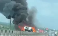 Ô tô tải bốc cháy dữ dội trên cao tốc TP Hồ Chí Minh - Long Thành - Dầu Giây