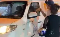 Người đàn ông dùng mũ bảo hiểm, gạch đá đập vỡ kính xe tải