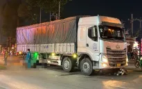 Hai mẹ con đi xe máy bị xe tải cán tử vong ở TP Hồ Chí Minh
