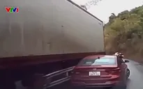 Vào cua trên đường trơn trượt, xe đầu kéo hất văng xe con ra vệ đường