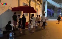 Nhiều cư dân ở Hà Nội xếp hàng lấy nước vì bể ngầm ô nhiễm