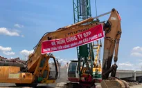 Công nhân treo băng rôn đòi nhà thầu thi công cầu Phước An trả lương