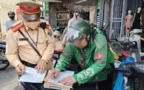 Hà Nội: Nhiều tài xế xe ôm công nghệ đi ngược chiều, leo vỉa hè bị xử phạt