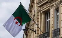 Trả đũa Algeria, Pháp trục xuất 12 nhân viên ngoại giao, triệu hồi đại sứ
