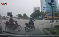 Dừng xe giữa đường nghe điện thoại gây cản trở giao thông