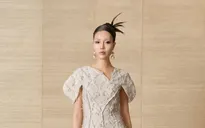Phan Đăng Hoàng đưa bộ sưu tập lấy cảm hứng từ giấy Dó 500 tuổi từ Milan về Hà Nội