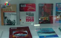 Triển lãm sách Đại thắng mùa xuân 1975 thu hút người xem