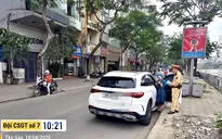 Hà Nội: Bất chấp biển cấm, nhiều ô tô vẫn “chiếm chỗ” giữa phố