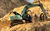 Người đàn ông bị xe cuốc đất cán tử vong khi trượt chân ngã xuống taluy