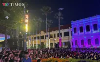 "Biển người" xuống phố xem pháo hoa và trình diễn 3D mapping tại trung tâm TP Hồ Chí Minh