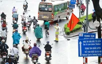 CSGT Hà Nội dầm mưa điều tiết giao thông giờ cao điểm