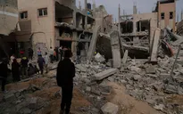 Israel tấn công Gaza dữ dội, chiến dịch tiêm vaccine bại liệt bị dừng lại