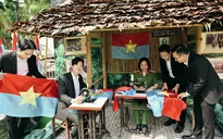 Nghệ sĩ và chiến sĩ tham quan triển lãm ‘50 năm vang mãi bản hùng ca’