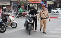 Gần 50 vi phạm giao thông bị xử lý trong sáng 22/4 tại nội thành Hà Nội