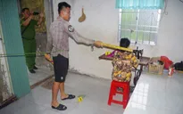 Thực nghiệm hiện trường vụ cháu trai đánh bà nội ngã gục để cướp vàng