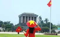 Người dân Hà Nội đổ về Quảng trường Ba Đình chào mừng 50 năm Giải phóng miền Nam