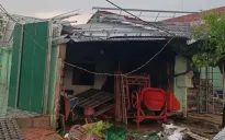 Dông lốc kèm mưa đá làm hàng chục nhà dân tốc mái, nhiều tài sản, hoa màu bị thiệt hại