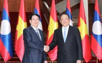 Chủ tịch nước Lương Cường hội kiến Thủ tướng Lào Sonexay Siphandone