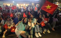 Người dân thức xuyên đêm chờ xem tổng duyệt diễu binh đại lễ 30/4