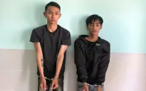 Hai thanh niên dùng mã tấu đe dọa cướp tiền và xe của 2 mẹ con