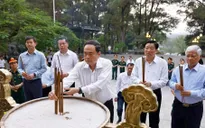 Chủ tịch Quốc hội dâng hương tưởng niệm các anh hùng liệt sỹ ở Quảng Trị
