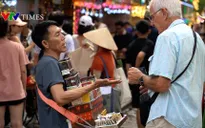 Hà Nội: Tràn lan hàng rong chèo kéo du khách ở phố "cà phê đường tàu"